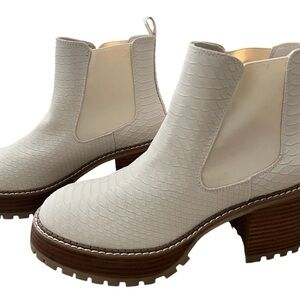 MIA skin off white boots. Sz 10